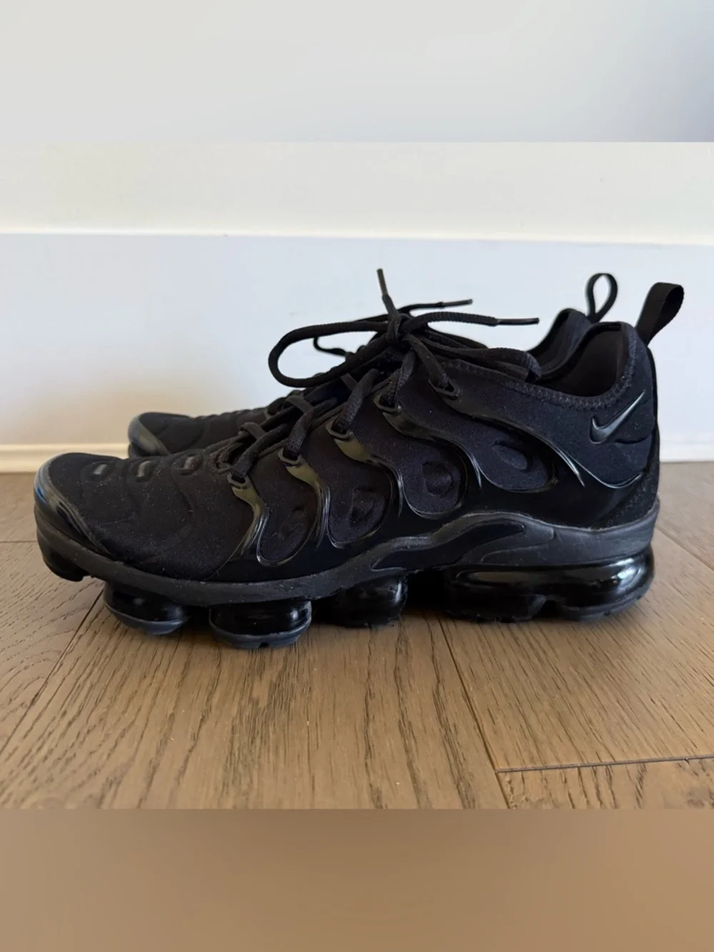 Nike Men’s Triple Black VaporMax-Style Cushioned Sneakers - Picture 5 of 9
